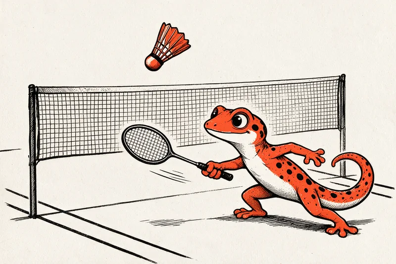 Le Gecko joue au badminton sur un court aux lignes noires, raquette en main, sous un volant orange qui passe au-dessus du filet, dessinés à l’encre noire et orange.