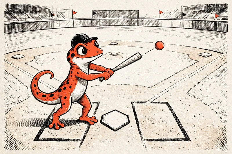 Sur un diamant de baseball, le gecko Refbax, casque de frappeur sur la tête, balance sa batte près du marbre ; la balle orange s’envole vers le champ extérieur.