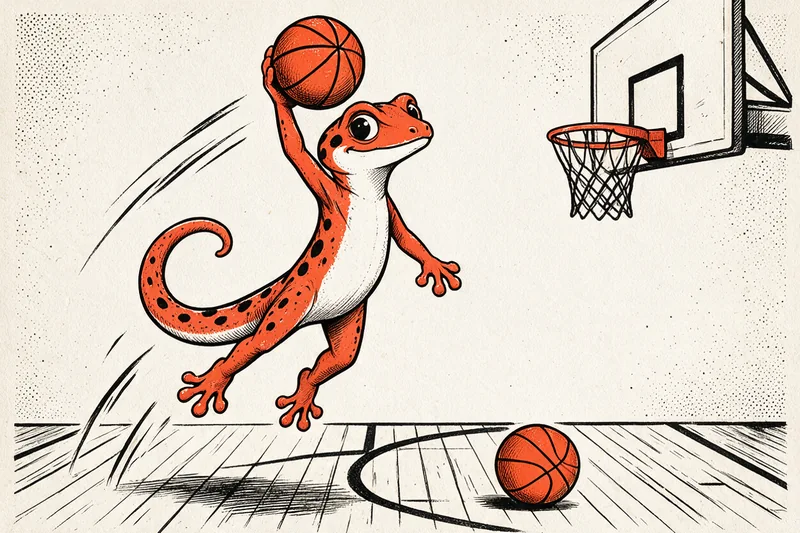 Le Gecko bondissant au-dessus d'un parquet de gymnase, une patte levée tenant un ballon orange au-dessus de sa tête, face à un panier suspendu avec filet noir et panneau, un second ballon posé au sol, le tout dessiné à l'encre noire et orange sur fond ivoire.
