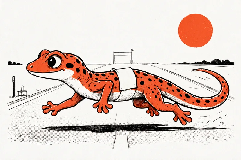 Le Gecko en pleine foulée de marathon sur une route de campagne, dossard blanc sur le flanc, table de ravitaillement et poteau balise à gauche, arche d’arrivée au loin sous un grand soleil orange, dessiné à l’encre noire et orange sur fond ivoire.