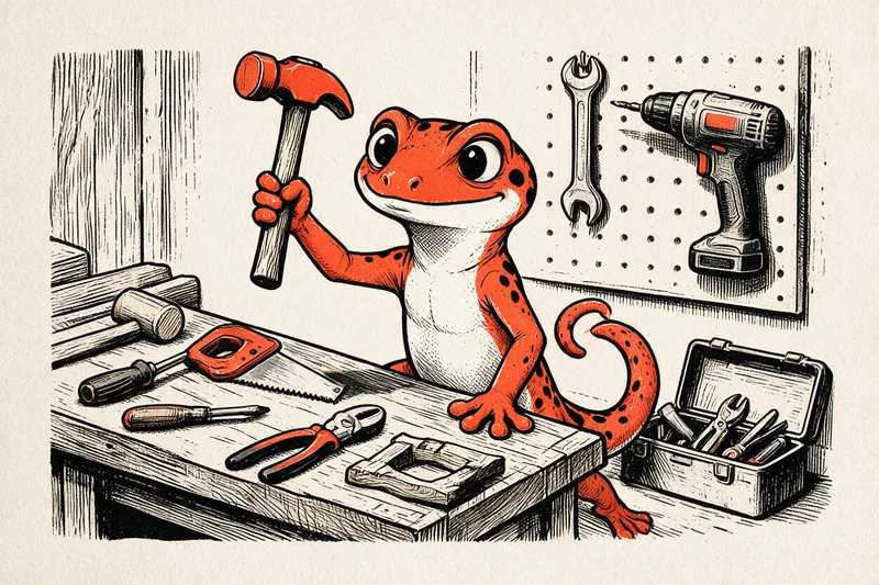 Le Gecko tient un marteau levé derrière un établi d’atelier garni de scie, tournevis, pince et maillet, avec une clé et une perceuse accrochées au mur et une boîte à outils ouverte au sol, dessinés à l’encre noire et orange.