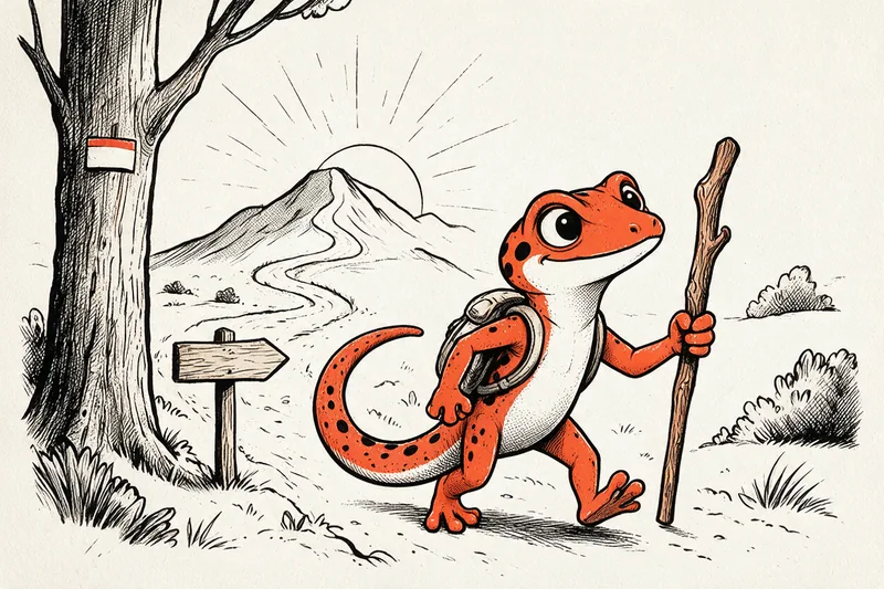 Le Gecko randonneur, sac à dos et bâton en main, marche sur un sentier vers des sommets ensoleillés, une marque blanche et rouge peinte sur le tronc d'un arbre et un panneau de bois au bord du chemin, dessin à l'encre noire et orange.