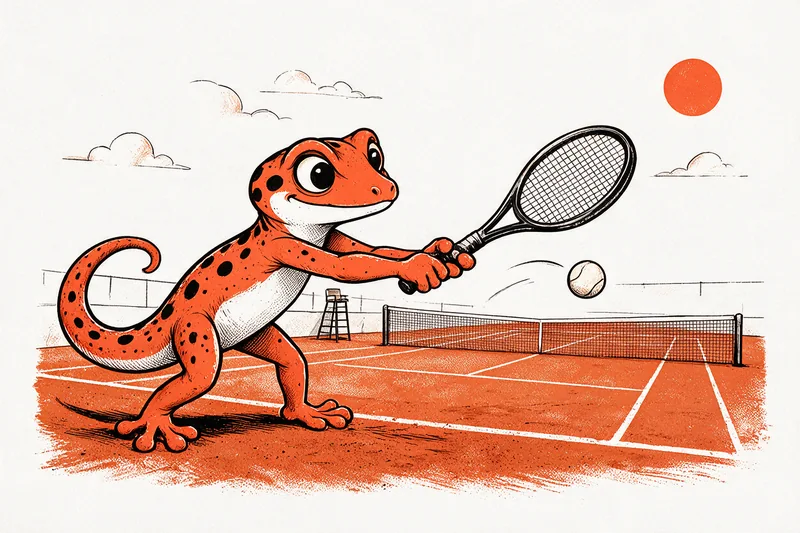 Le Gecko frappe un coup droit avec sa raquette sur un court de terre battue orange ; la balle, traçant un trait de mouvement, survole le filet tendu devant la chaise d’arbitre, sous un soleil orange.
