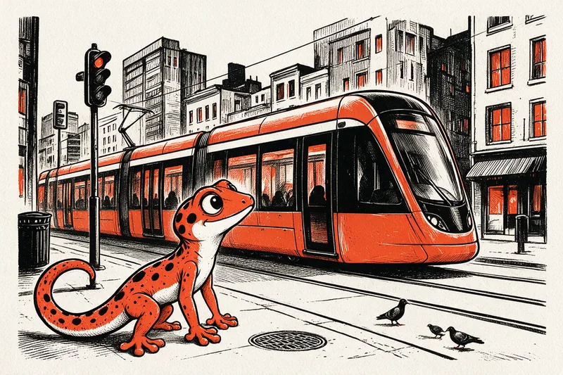 Le Gecko sur un trottoir regarde passer un tramway orange : feux, panneaux, poubelle, plaque d'égout et immeubles, dessinés à l'encre noire et orange.