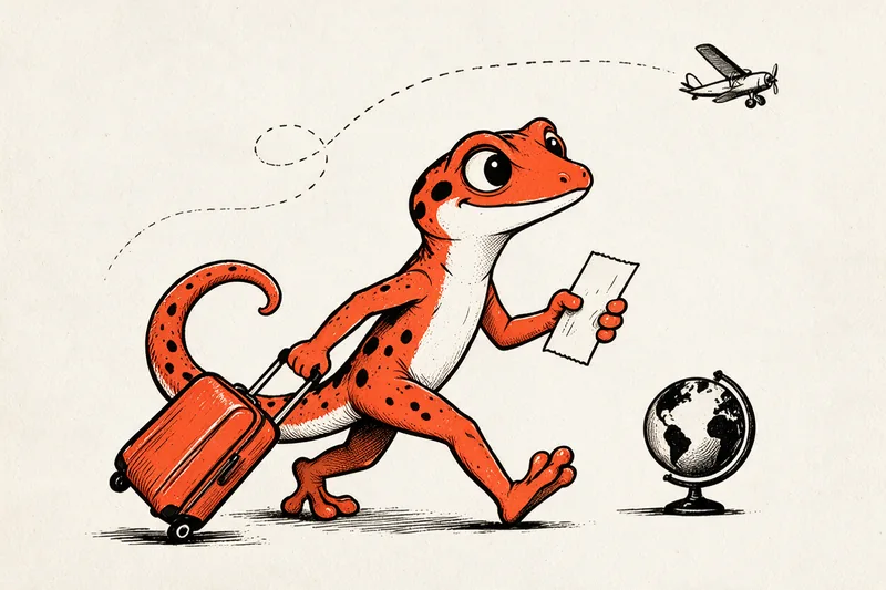 Le Gecko marche avec une valise orange et un billet à la patte, devant un globe terrestre posé au sol, pendant qu’un petit avion à hélice trace une trajectoire en pointillés dans le ciel, illustration encrée en noir et orange.