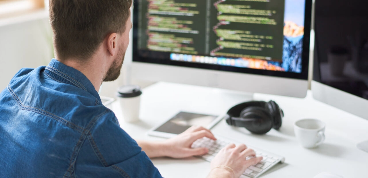 📢 Image qui illustre un article sur le : développeur, plus, langages, 000 euros, devenir développeur, Codeacedemy.com,, W3schools.com,, openclassrooms.com,
